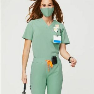 Figs • Women’s Casma Jade Green Three-Pocket Scrub Top - XXS